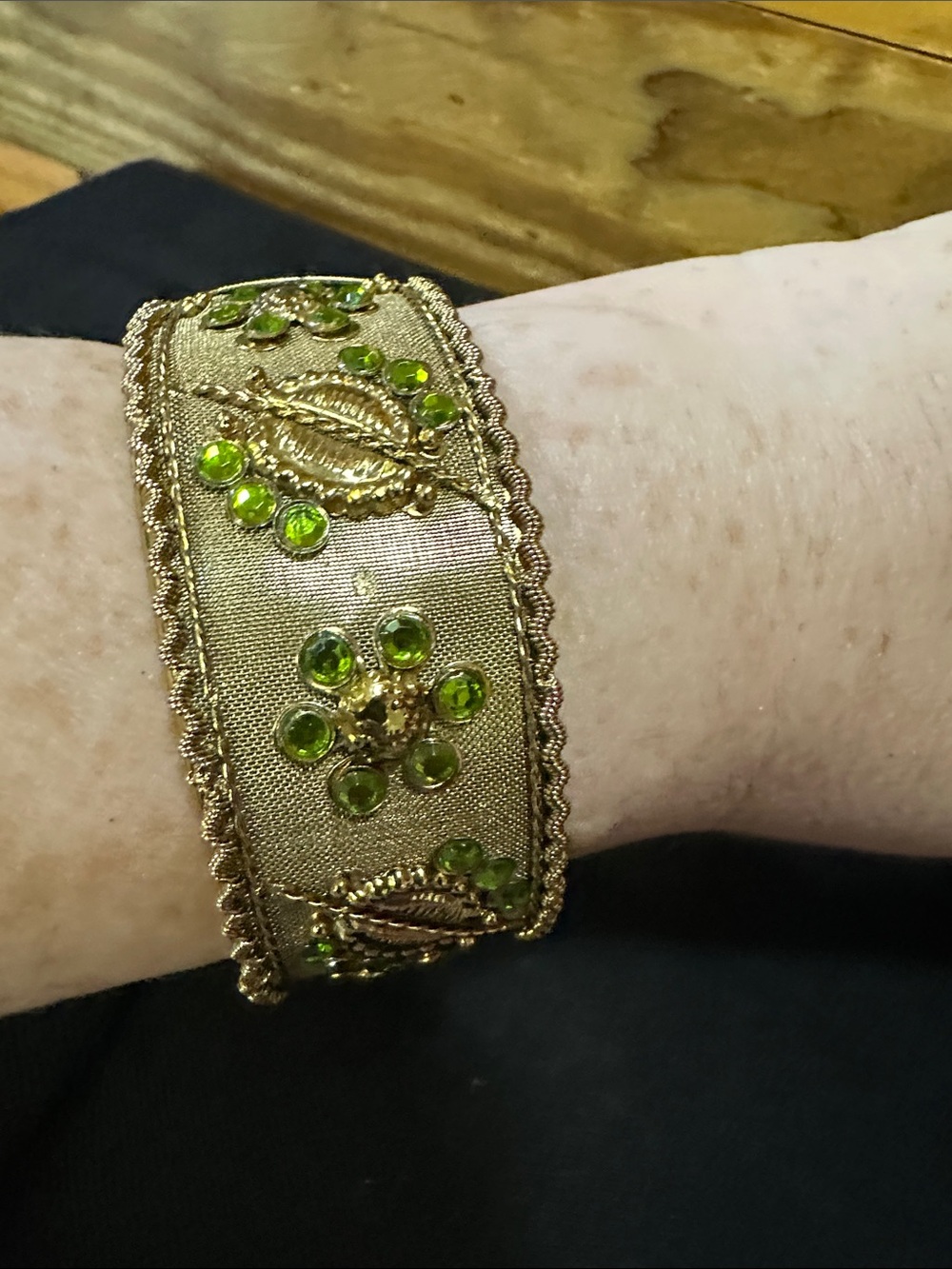 1960s – 70s vintage Gold-Tone Bracelet with Green Crystal Accents